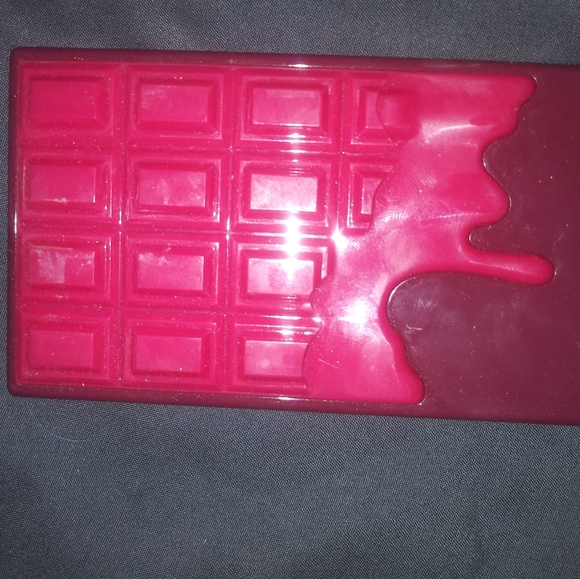 Makeup revolution chocolate cherry mini palette - Picture 2 of 3